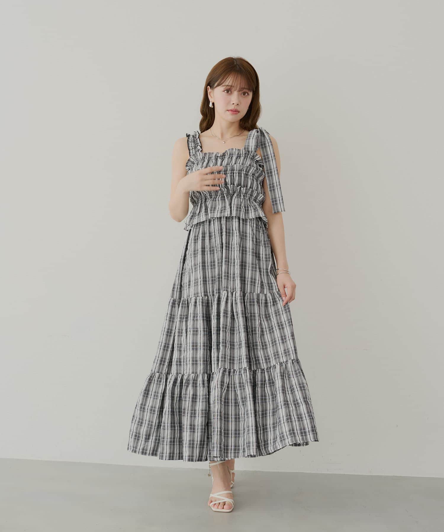 Chico アシメ紐デザインチェック柄シャーリングロングワンピース ホワイト Chico アシメ紐デザインチェック柄シャーリングロングワンピース