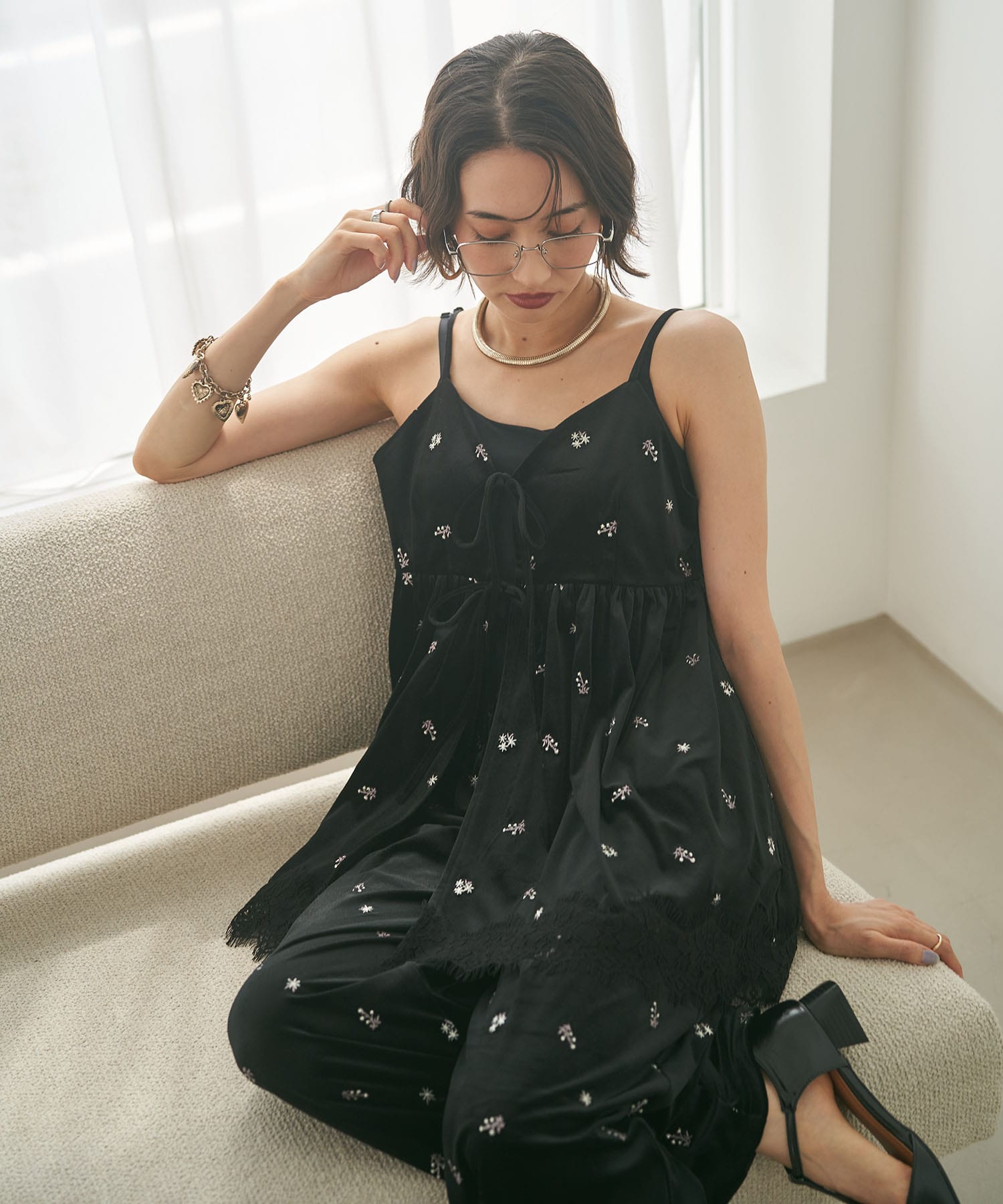 ベロア花刺繍裾レースキャミ