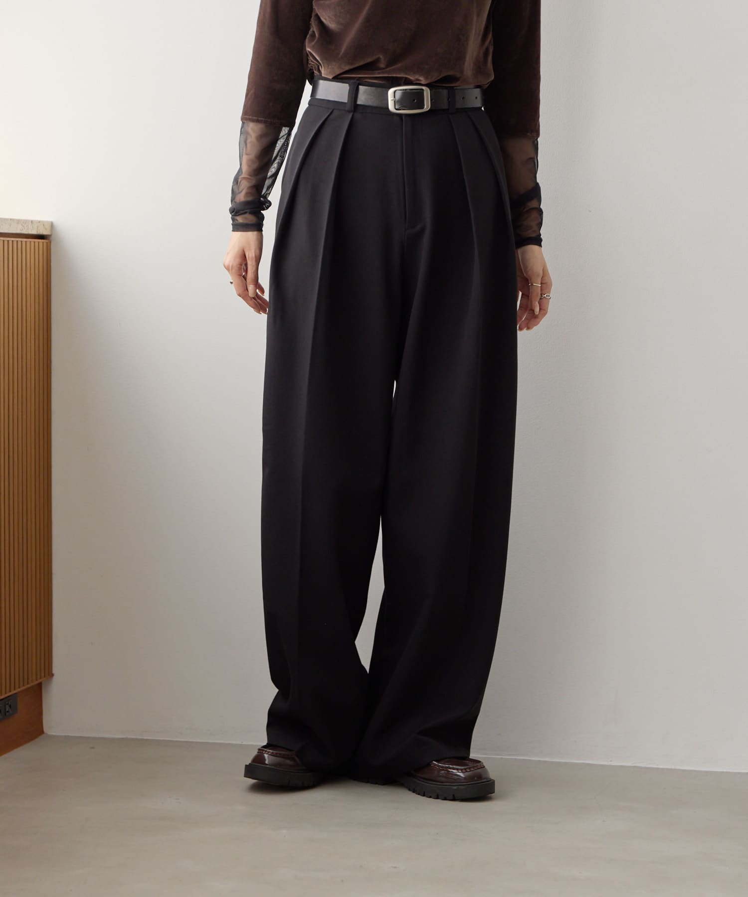 タックワイドパンツ