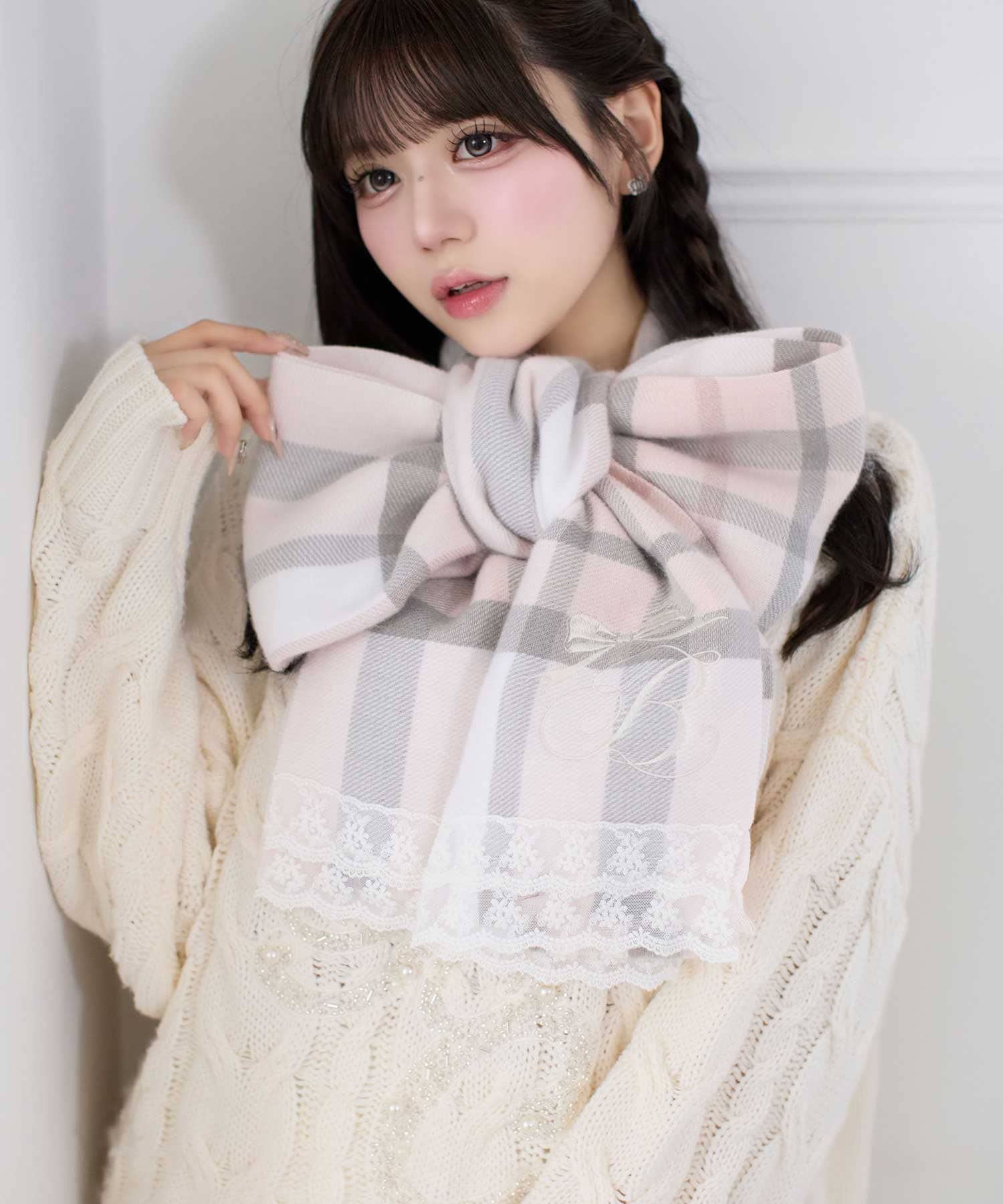 B Logo Lace Muffler