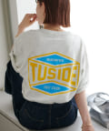 DISCOAT(ディスコート) 【ユニセックス】TUSIDEコーポレートロゴバックプリントTシャツ