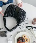 DISCOAT(ディスコート) 【軽量/長財布・600mlペットボトも収納可◎/韓国トレンド】メタリッグギャザーホーボーバッグ