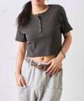 WHO’S WHO gallery(フーズフーギャラリー) 【一部予約/２サイズ 】ヘンリーネックTEE