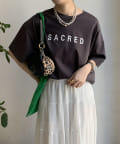 DOUDOU(ドゥドゥ) 【WEB限定】バックギャザーSACREDロゴTEE