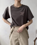 DOUDOU(ドゥドゥ) 【WEB限定】ロゴブローチ風TEE