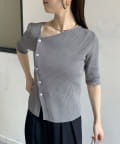 Thevon.(ゼヴォン) アシメネックボタンデザイン5分袖ニット