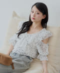 Chico(チコ) 【5色展開】シアーフラワーショルダースリットフリルブラウス