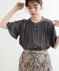 natural couture(ナチュラルクチュール) とろみサテンフレア袖ギャザーブラウス