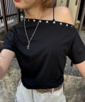 WHO’S WHO gallery(フーズフーギャラリー) 【予約】ワンオフショルスタッズドロストTEE
