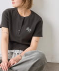 WHO’S WHO gallery(フーズフーギャラリー) 【WEB限定】ラインストーンヘンリーTEE
