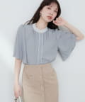 natural couture(ナチュラルクチュール) 【WEB限定】パール釦ポイントバイカラーフレア5分袖ブラウス