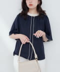 natural couture(ナチュラルクチュール) 【WEB限定】パール釦ポイントバイカラーフレア5分袖ブラウス
