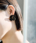ear PAPILLONNER(イア パピヨネ) モノトーンビーズフラワーピアス