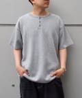 WHO’S WHO gallery(フーズフーギャラリー) 【Sourcream/サワークリーム】ワッフルヘンリーネックTEE / 2サイズ
