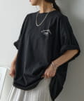 COLONY 2139(コロニー トゥーワンスリーナイン) CalmandバックプリントTシャツ