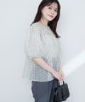 natural couture(ナチュラルクチュール) 【WEB限定】小花柄シャーリングブラウス