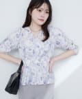 natural couture(ナチュラルクチュール) 【WEB限定】淡彩フラワーVネックペプラムブラウス
