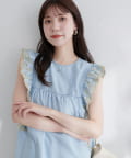 natural couture(ナチュラルクチュール) 【WEB限定】デニム刺繍フリルブラウス