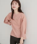 natural couture(ナチュラルクチュール) 【WEB限定】パール付きスキッパーブラウス