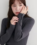 natural couture(ナチュラルクチュール) 袖口べこべこ釦プチハイリブニット