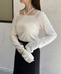 Thevon.(ゼヴォン) チャーム付きホルターネックリブプルオーバー