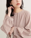 natural couture(ナチュラルクチュール) ゴールドバー付き袖くしゅ2WAYブラウス