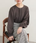 natural couture(ナチュラルクチュール) ゴールドバー付き袖くしゅ2WAYブラウス