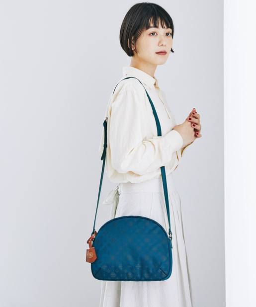 新品タグ付き　ラシット　ショルダーバッグ　ネイビー　3層　ゴールド　レザーロゴ 美品✨ラシット ショルダーバッグ ネイビー 総柄 ゴールド金具