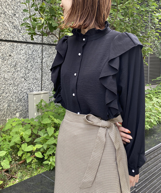 prose verse(プロズヴェール) 【シーン問わず着用可能】縦フリルパールボタンプチハイネックブラウス