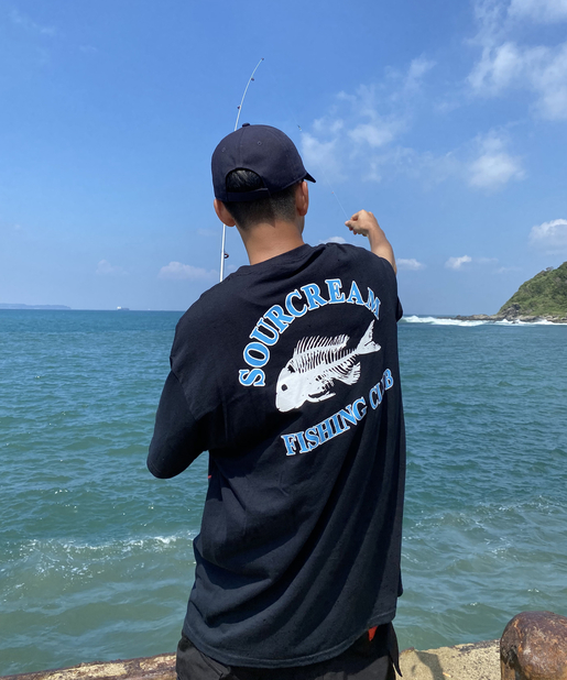 WHO’S WHO gallery(フーズフーギャラリー) 【Sourcream】FISHING CLUB COLLEGE FISH/TEE