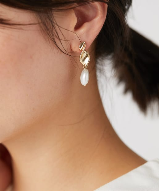 un dix cors(アンディコール) 【顔周りを華やかに見せてくれる】パールツイストピアス