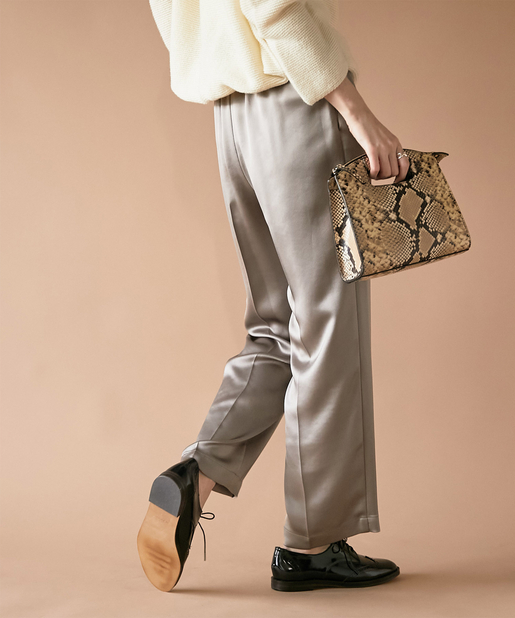 un dix cors(アンディコール) 【《落ち感のある素材が美脚に見せる》手洗い可】サテンストレートパンツ