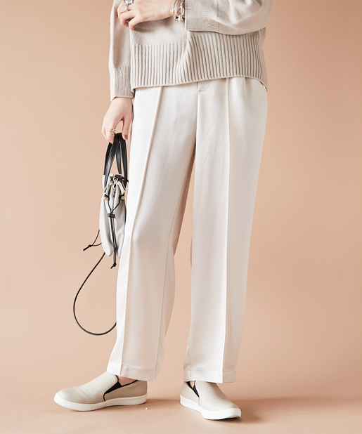 un dix cors(アンディコール) 【《落ち感のある素材が美脚に見せる》手洗い可】サテンストレートパンツ