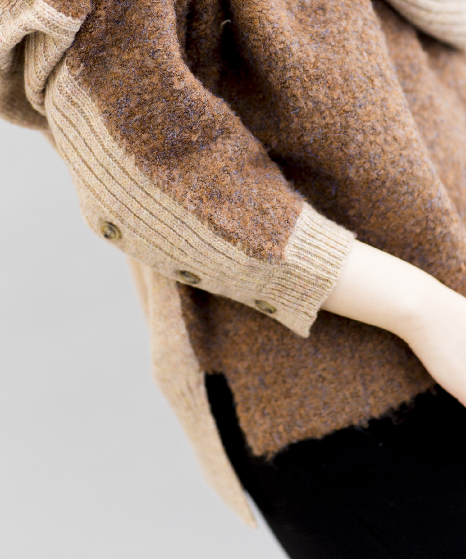 Thevon.(ゼヴォン) 【WEB限定】リングヤーン袖ボタンドルマンニット