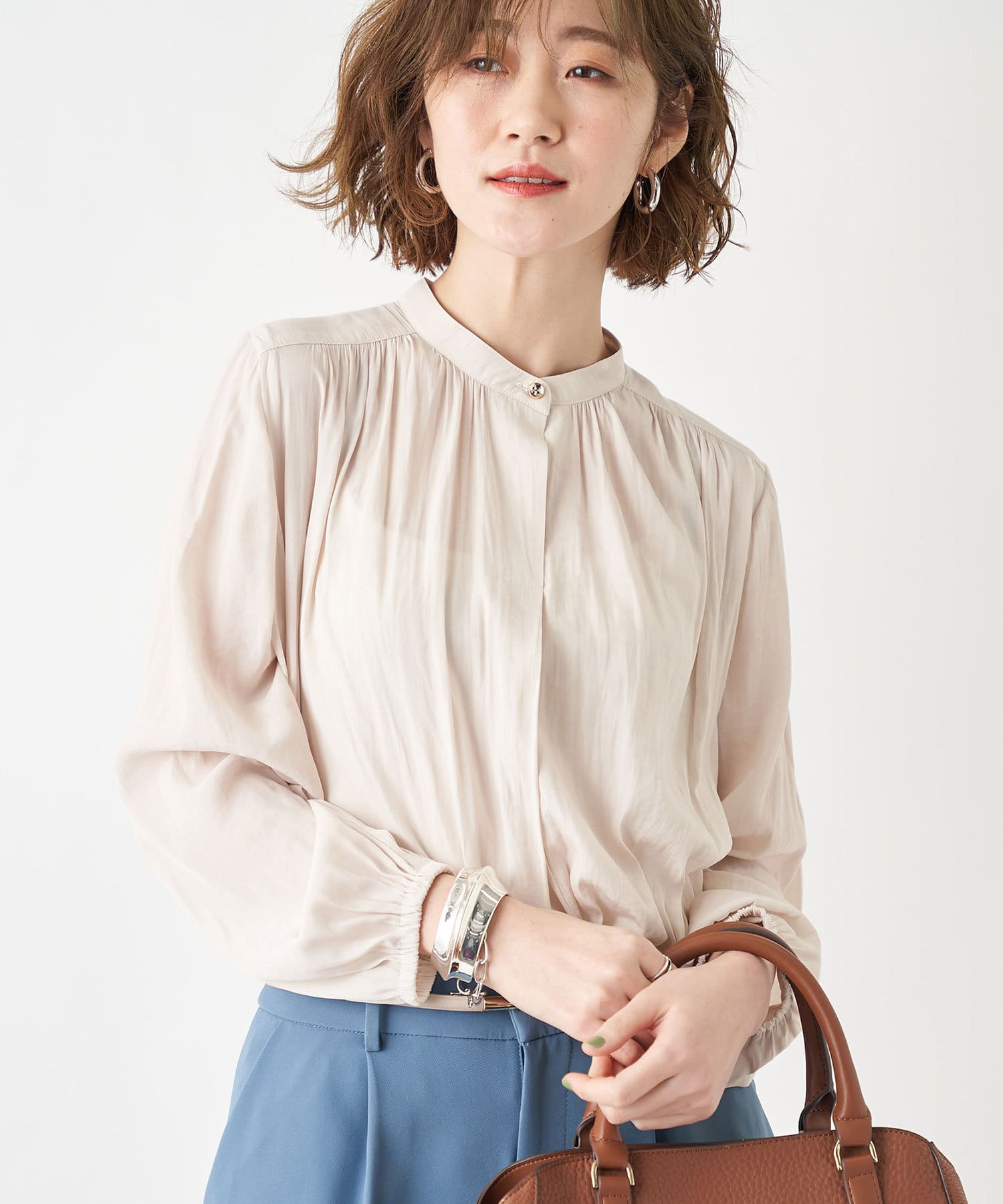 un dix cors(アンディコール) 動画付き【《デイリーに使いやすい》洗える】パウダーサテンスタンドカラーブラウス