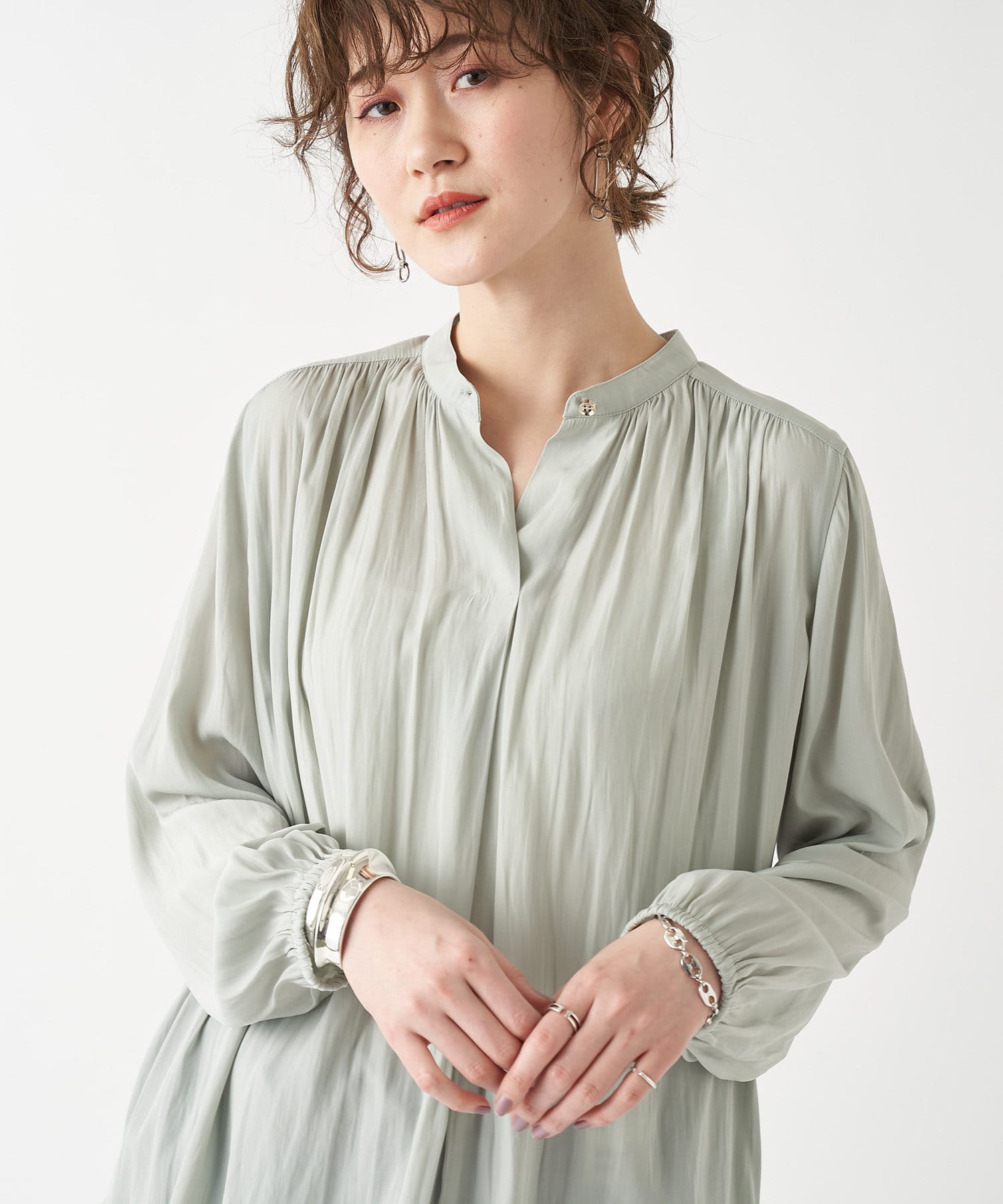 un dix cors(アンディコール) 動画付き【《デイリーに使いやすい》洗える】パウダーサテンスタンドカラーブラウス