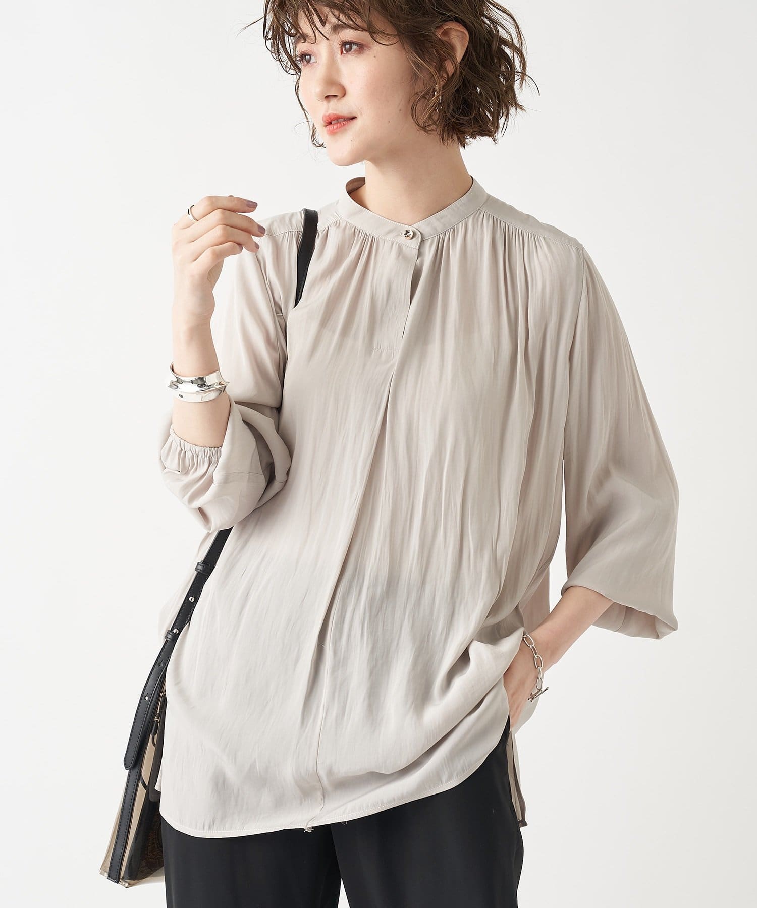 un dix cors(アンディコール) 動画付き【《デイリーに使いやすい》洗える】パウダーサテンスタンドカラーブラウス