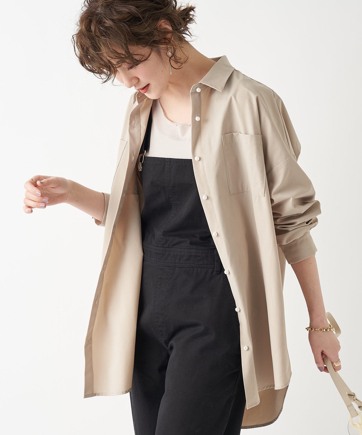 un dix cors(アンディコール) 【《パール使いで華やかな印象に》洗える】パール釦Wポケットシャツ