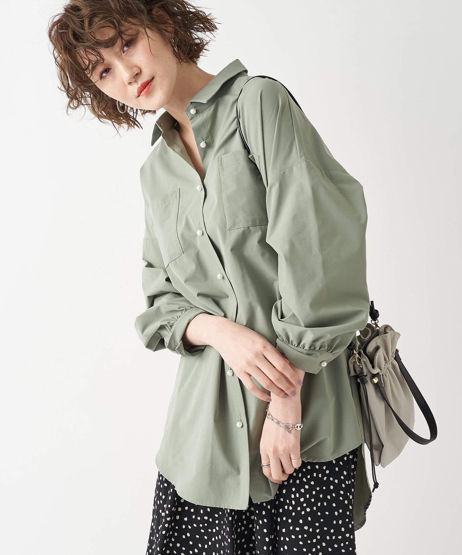 un dix cors(アンディコール) 【《パール使いで華やかな印象に》洗える】パール釦Wポケットシャツ