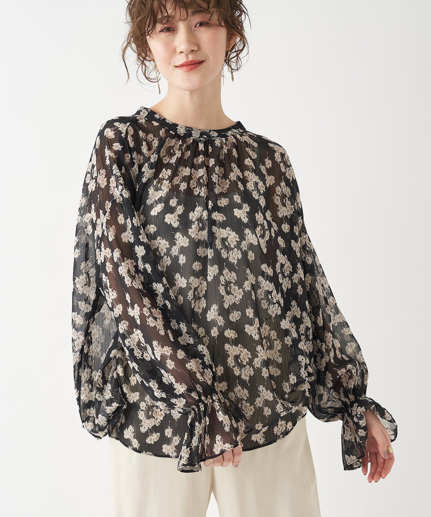 un dix cors(アンディコール) 【鮮度を上げるプリント柄】バックベルトギャザーブラウス