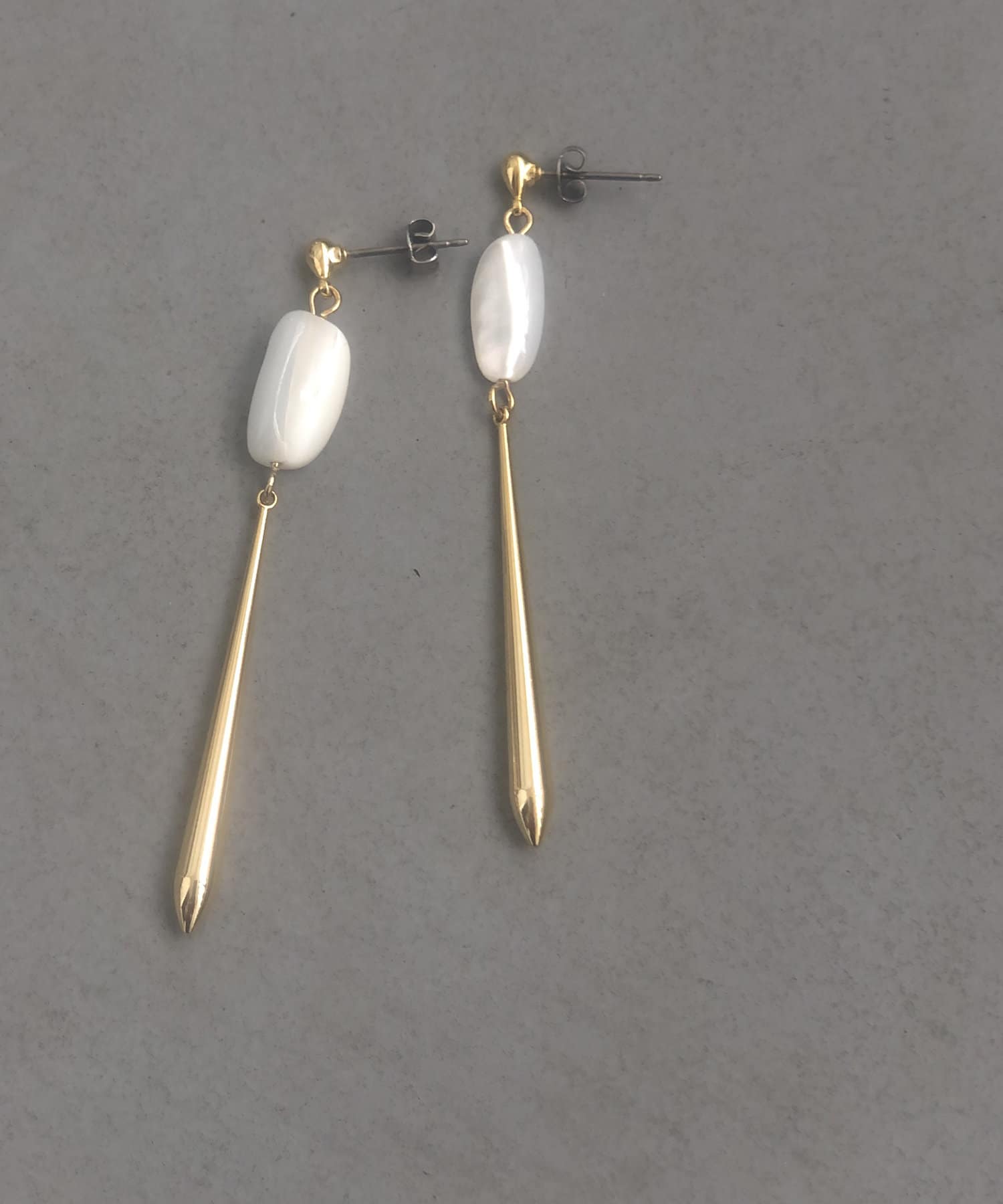 un dix cors(アンディコール) 【ミルキーカラーで柔らかい印象】スウィングパールピアス