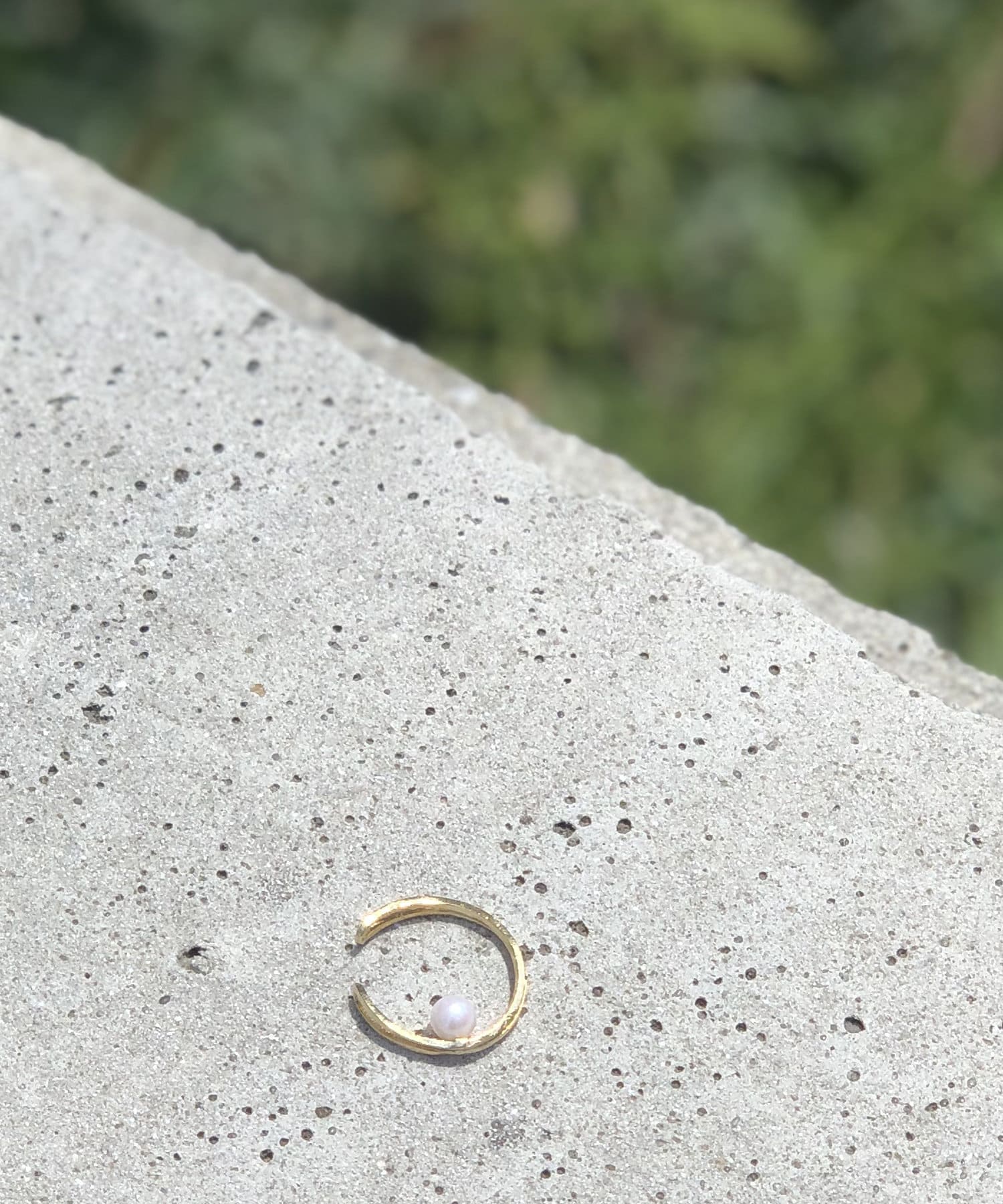 un dix cors(アンディコール) 【カジュアルになりすぎず上品な装いに】エコパールイヤーカフ