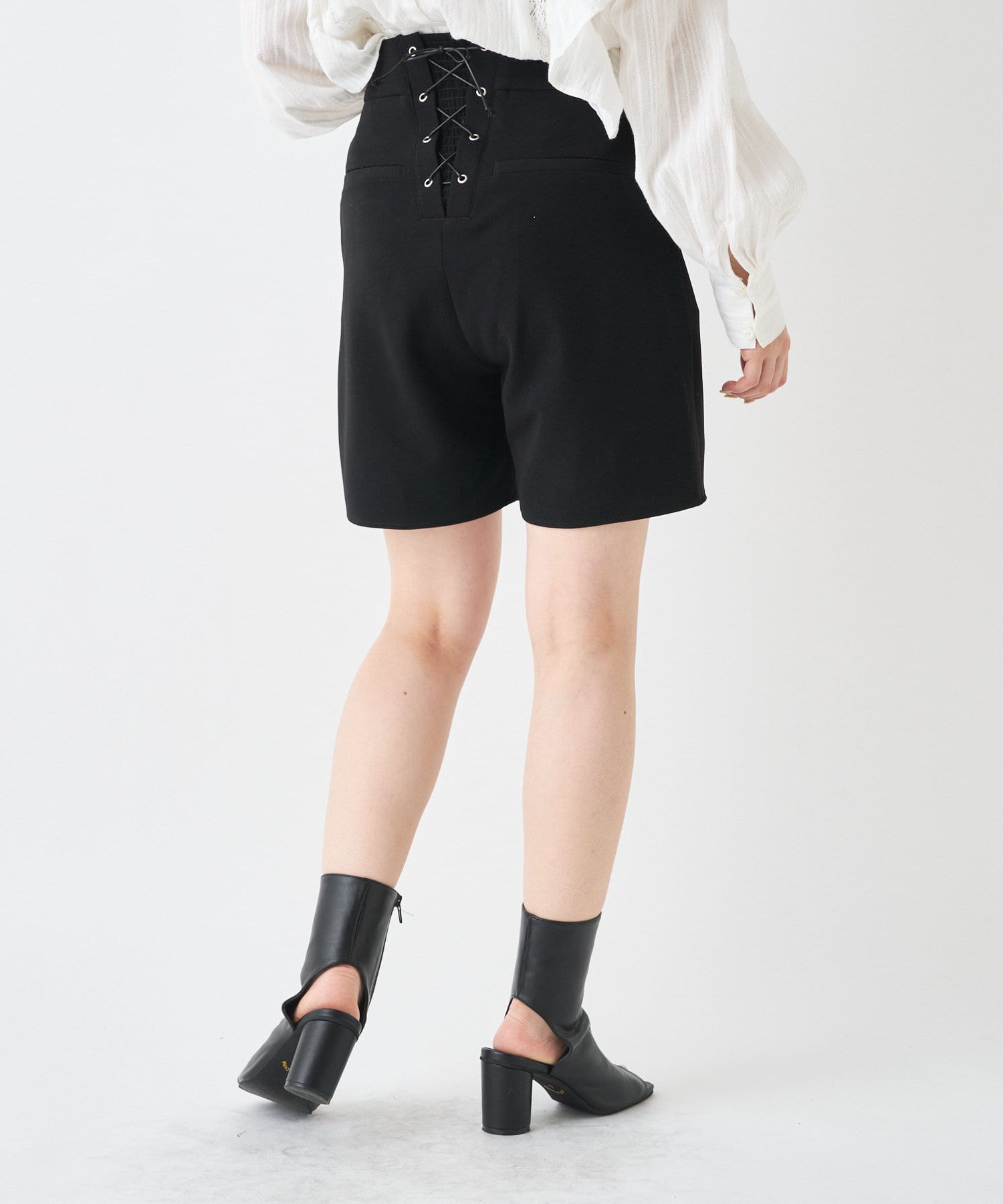 バックレースアップショートパンツ Who S Who Chico フーズフーチコ レディース Pal Closet パルクローゼット パルグループ公式ファッション通販サイト