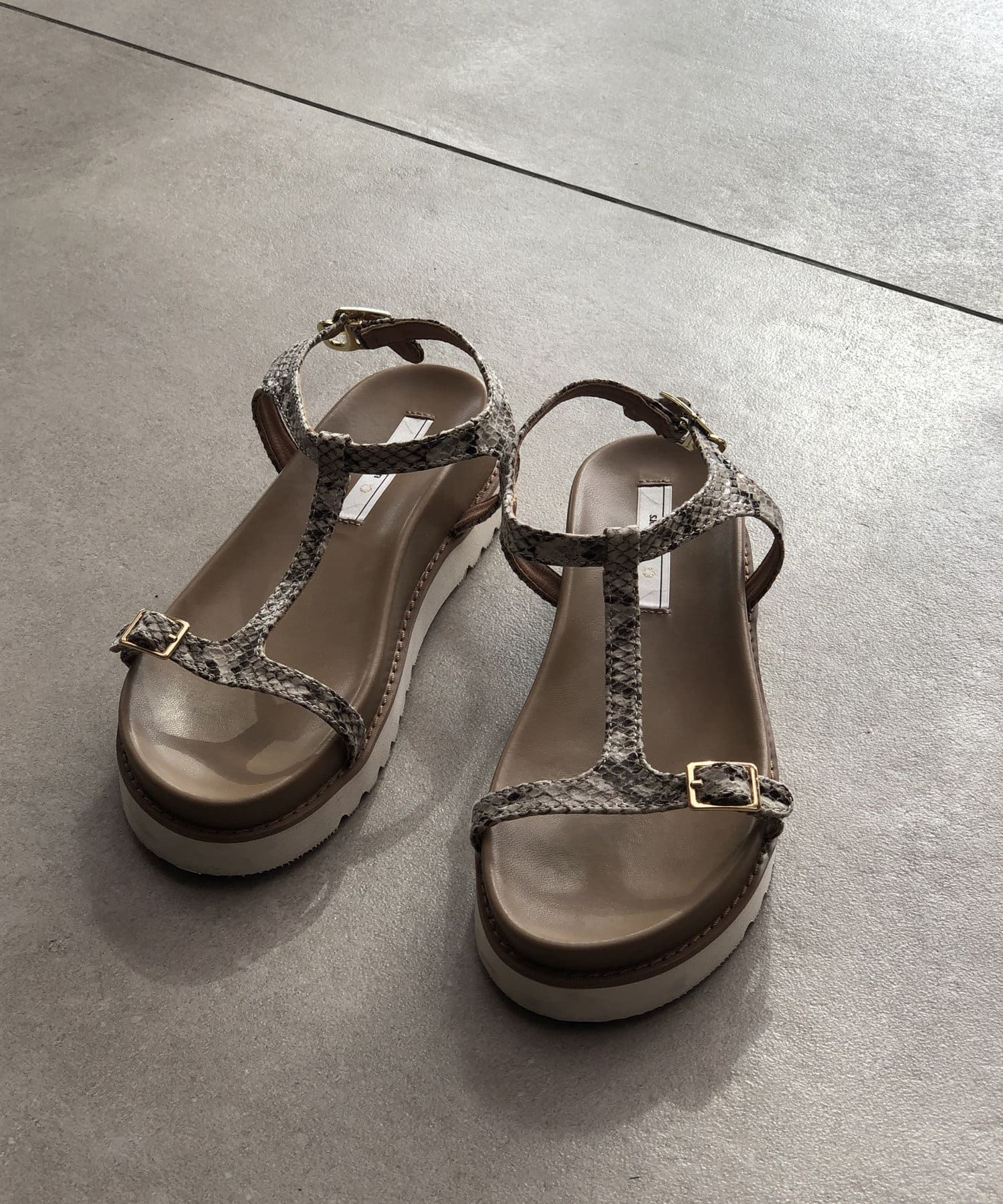 un dix cors(アンディコール) 【T字シルエットが足をすっきりと演出】T字ストラップスポーツサンダル