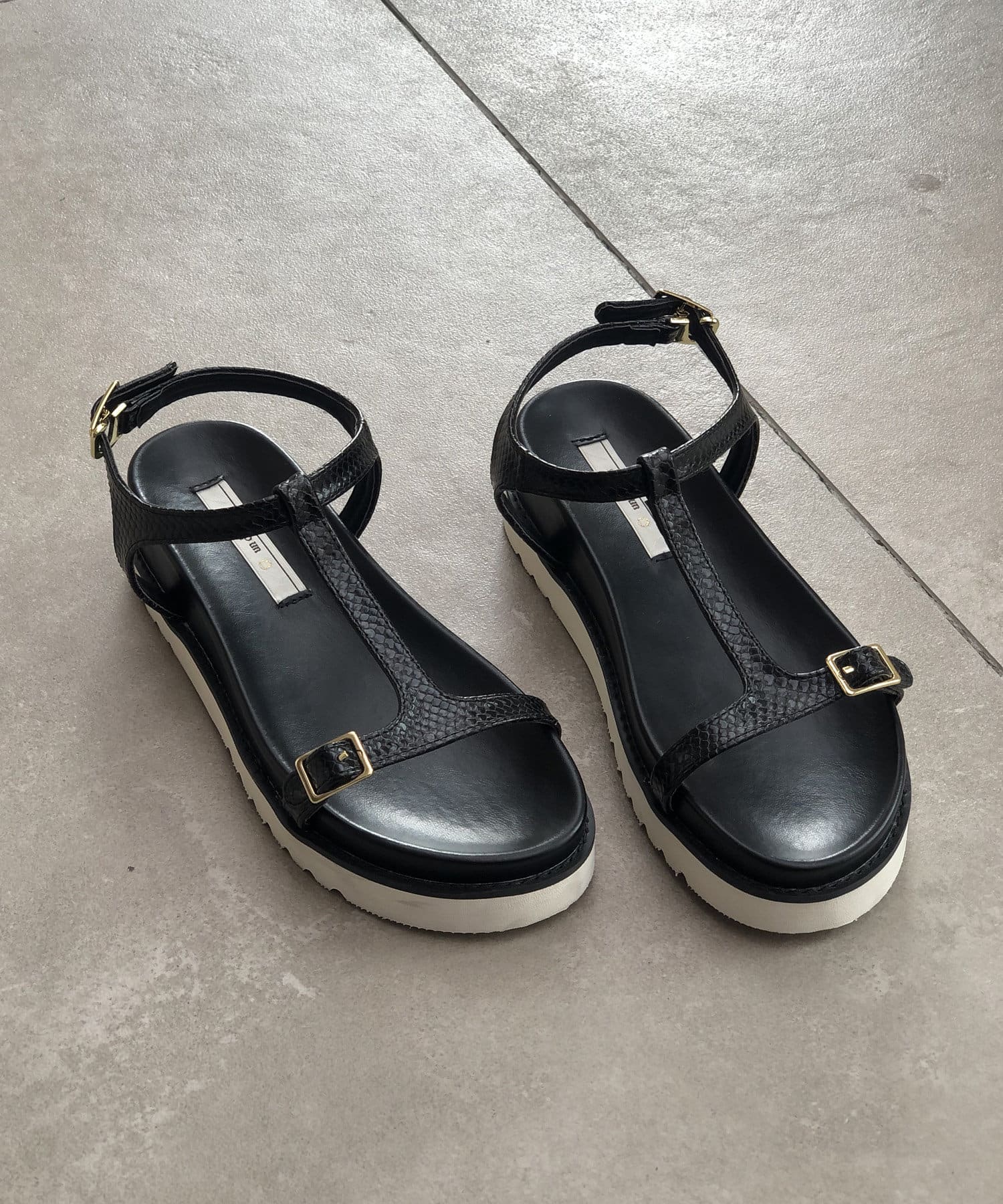 un dix cors(アンディコール) 【T字シルエットが足をすっきりと演出】T字ストラップスポーツサンダル