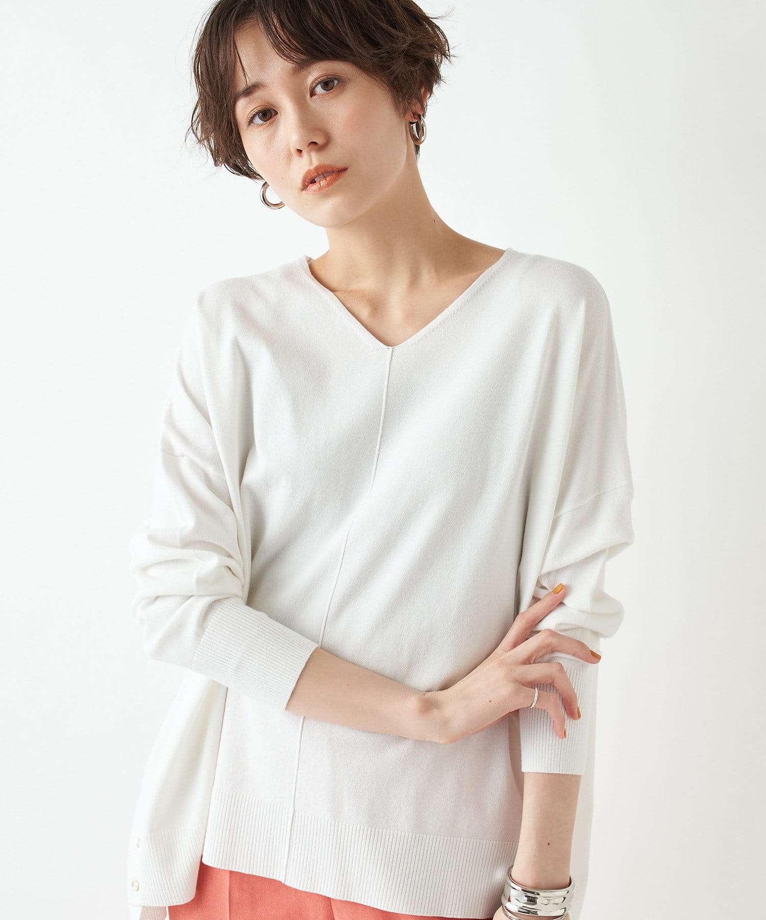 un dix cors(アンディコール) 【上品カジュアルな1枚】サイドボタンワイドニット