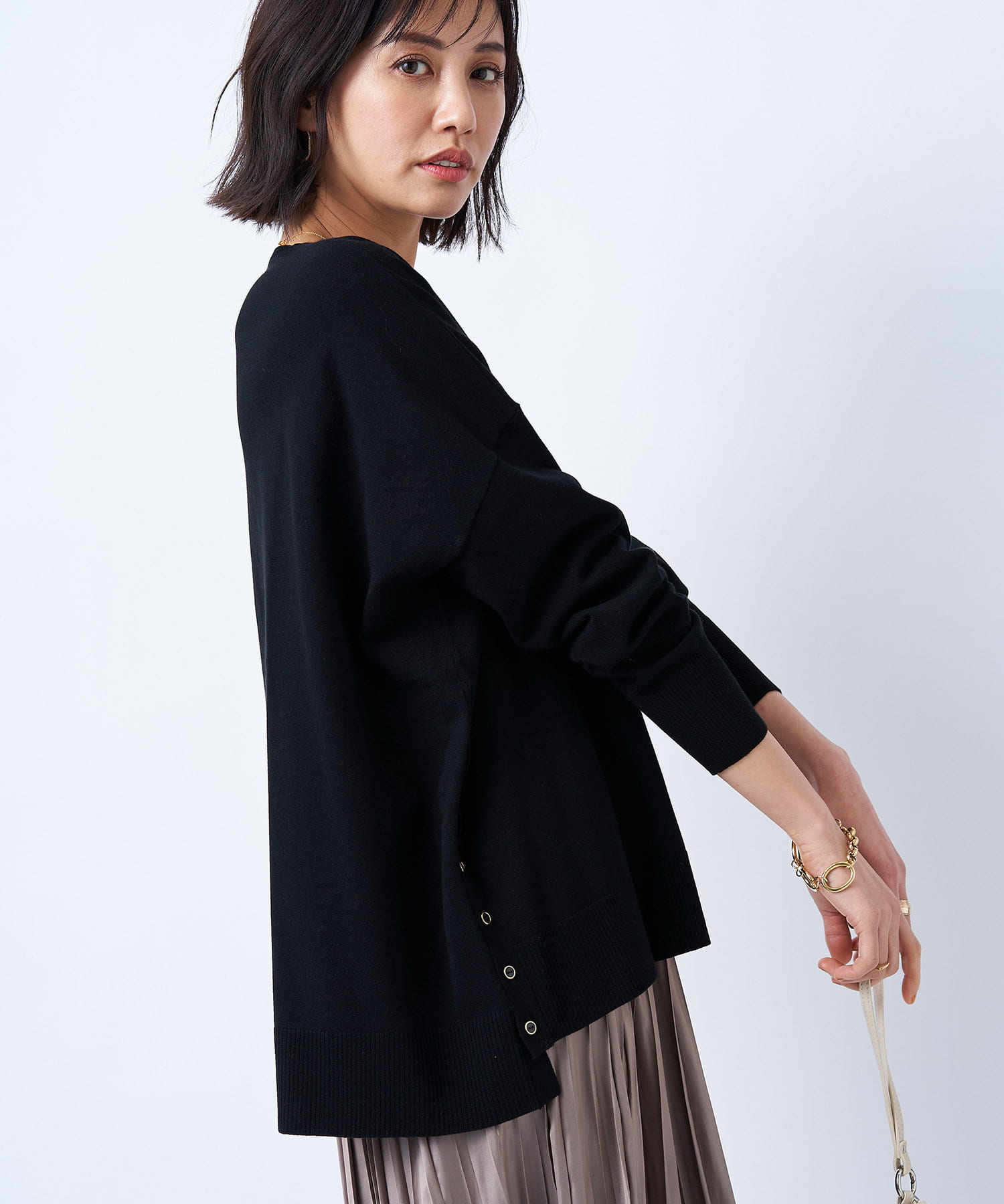 un dix cors(アンディコール) 【上品カジュアルな1枚】サイドボタンワイドニット