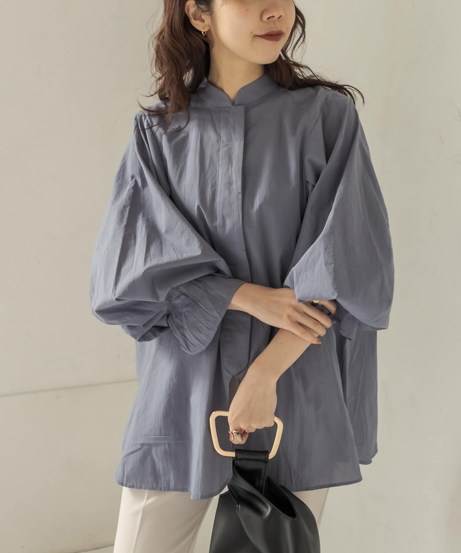 CAPRICIEUX LE MAGE　袖タックパフシャツ CAPRICIEUX LE'MAGE（カプリシューレマージュ）の「袖タックパフシャツ