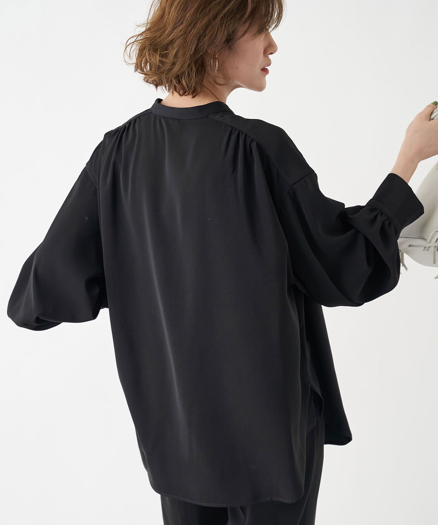 un dix cors(アンディコール) 【ストレスフリーな着心地】バンドカラー袖ボリュームシャツ