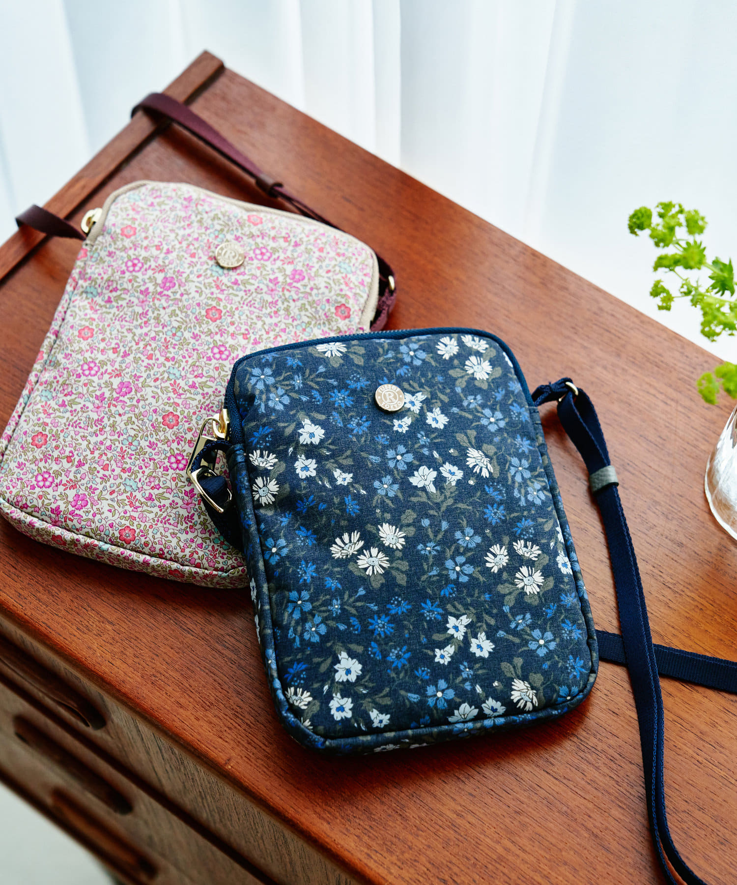 ラシット WEB限定 21SS リバティ プリント フォーン バッグ 花柄 紺 Russet - ラシット WEB限定 21SS リバティ プリント フォーン バッグ